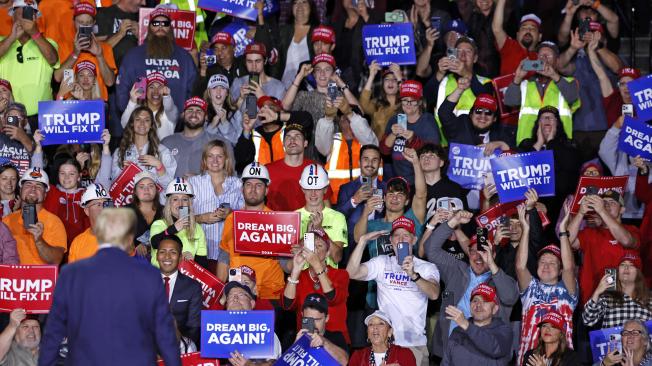 Simpatizantes de Donald Trump en un mitin en la ciudad de Grand Rapids, Míchigan.