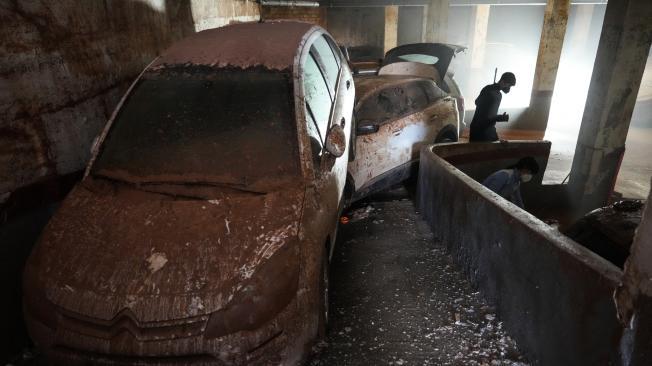 Coches dañados por las inundaciones yacen apilados en un garaje en Aldaia, en la región de Valencia.