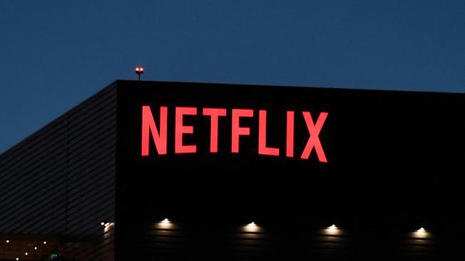 El logotipo de Netflix se ve en el edificio de Netflix, Inc. en Sunset Boulevard en Los Ángeles, California.