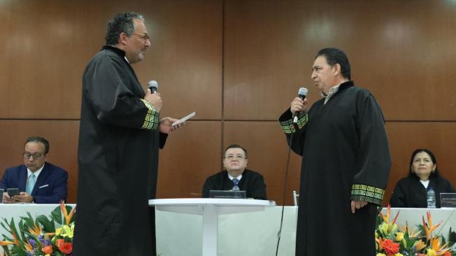 De izq. a der. Roberto Vidal, saliente presidente de la JEP, junto al magistrado José Miller Hormiga Sánchez.