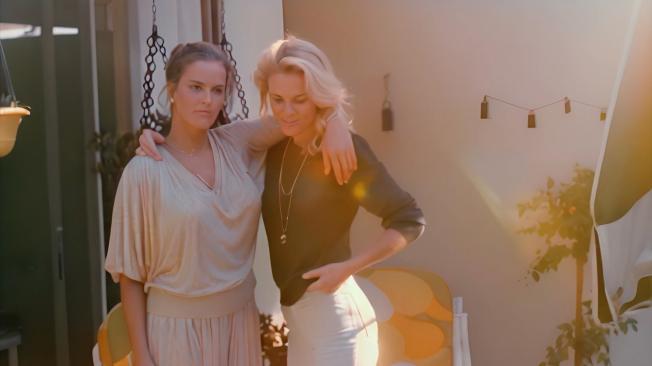 Nicole Brown aparece junto a su hermana Denise.