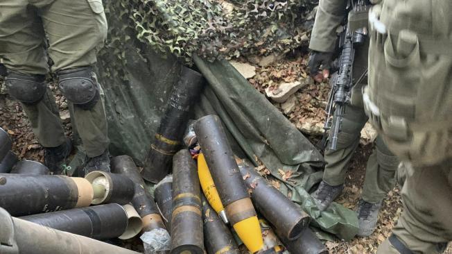 El Ejército israelí mantiene su ofensiva en el sur de Líbano, donde en los últimos días destruyó un par de bases subterráneas del grupo chií Hizbulá cercanas a la frontera, según un comunicado castrense. Durante sus operaciones, las tropas de la Brigada 646 ubicaron una "infraestructura subterránea" bajo una zona montañosa, que se extendía unos 70 metros y estaba equipada con suministros para largas estancias. Los soldados también encontraron otra estructura subterránea con armas y dependencias. Ambas estructuras fueron destruidas y las armas confiscadas. EFE/Ejército Israel/SOLO USO EDITORIAL/SOLO DISPONIBLE PARA ILUSTRAR LA NOTICIA QUE ACOMPAÑA (CRÉDITO OBLIGATORIO)