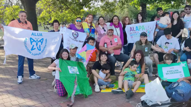 Las familias se enfrentan a la falta de información y apoyo institucional; Juliana Uva, madre de Santiago, ha encontrado consuelo y recursos en grupos de padres y busca fundar una asociación en Argentina para ayudar a otras familias.