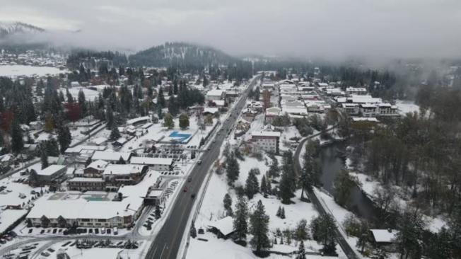 La ciudad queda cubierta de nieve en Navidad.