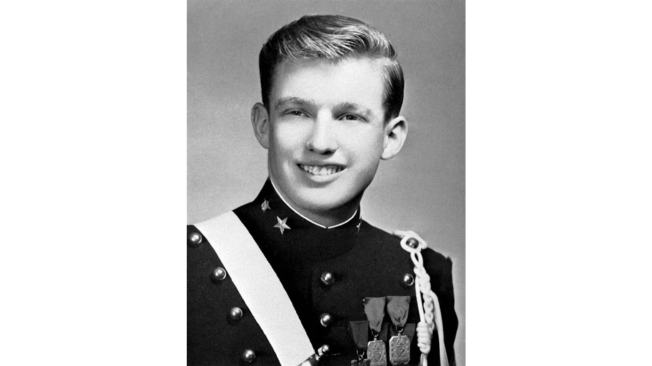 Donald Trump a los 18 años luciendo su informe militar.