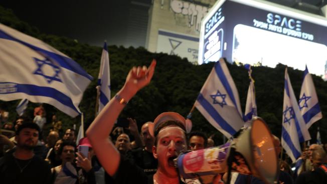 Los manifestantes antigubernamentales salen a las calles después de que el primer ministro israelí despidiera al Ministro de Defensa Yoav Gallant en Tel Aviv, Israel, 05 de noviembre de 2024.