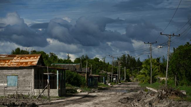 Una calle vacía debido a la evacuación se muestra antes de la llegada de la tormenta tropical Rafael a Guanimar, provincia de Artemisa, Cuba, el 5 de noviembre de 2024.