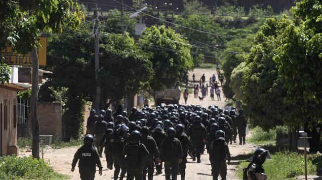 La policía antidisturbios llega para despejar una carretera bloqueada por partidarios del ex presidente boliviano Evo Morales en Mairana, Departamento de Santa Cruz, Bolivia, el 4 de noviembre de 2024.