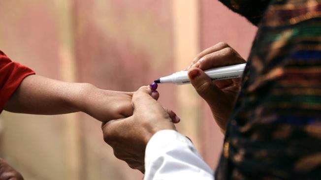 Karachi (Pakistan), 28/10/2024.- A health worker marks a child's finger after administering the polio vaccine during a door-to-door vaccination campaign, in Karachi, Pakistan, 28 October 2024. Pakistan has commenced a nationwide polio vaccination campaign from 28 October to 03 November, aiming to vaccinate 45 million children under five across 71 affected districts. The initiative, which includes an additional dose of vitamin A to enhance immunity, marks the country's third national campaign this year in response to 41 polio cases reported, predominantly in Balochistan and Sindh provinces. EFE/EPA/REHAN KHAN