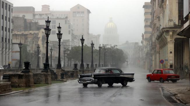 El huracán Rafael, de categoría 3, toca tierra en el suroeste de Cuba