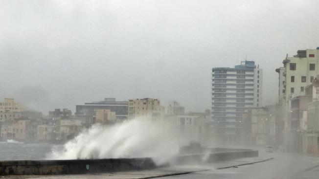 El ojo del huracán Rafael, de categoría 3, con vientos máximos sostenidos de 185 kilómetros por hora (115 millas), tocó este miércoles tierra en la costa suroeste de Cuba