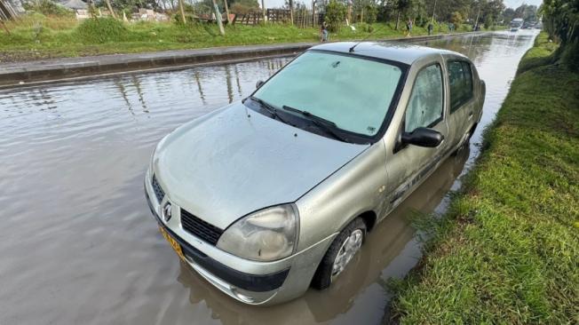 Carros inundados en Bogotá