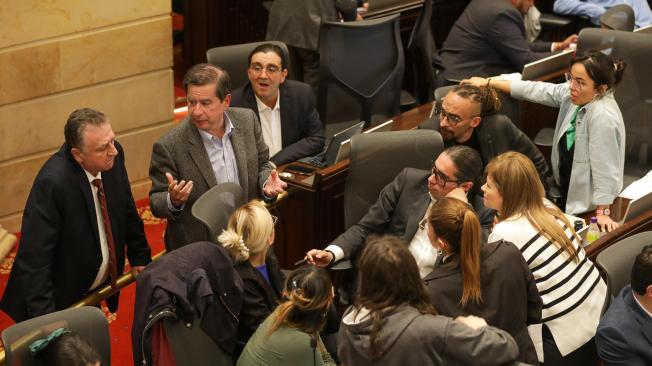 Juan Fernando Cristo, ministro del Interior, discute con un grupo de parlamentarios durante el debate de la reforma política.