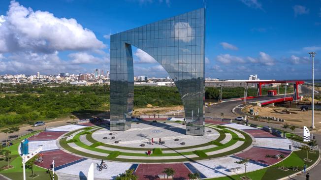 La Ventana de Campeones o 'Aleta del Tiburón', es uno de los monumentos donados por Tecnoglass a Barranquilla para homenajear al Junior.