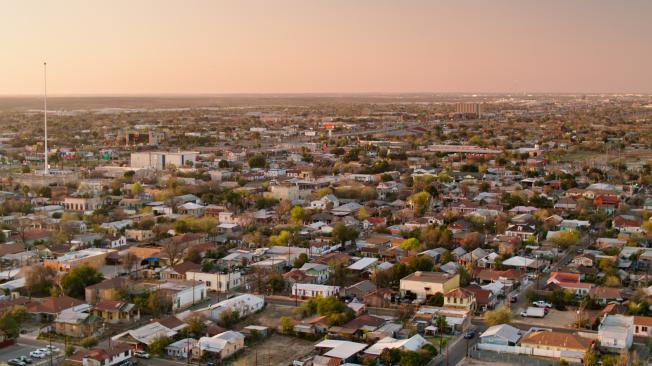 Más del 90 por ciento de los habitantes de Laredo es hispanohablante

Authorization was obtained from the FAA for this operation in restricted airspace.