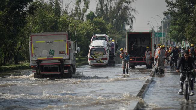 Este jueves 7 de noviembre continúa la emergencia por las inundaciones en la autopista norte, en Bogotá. Carros permanecen en esta importante a la espera de grúas que los "rescaten" o que el nivel del agua descienda. Los habitantes de la capital del país siguen expresando en las redes sociales sus opinones acerca de lo que está pasando.Bogotá 7 de noviembre del 2024. FOTO MAURICIO MORENO CEET EL TIEMPO