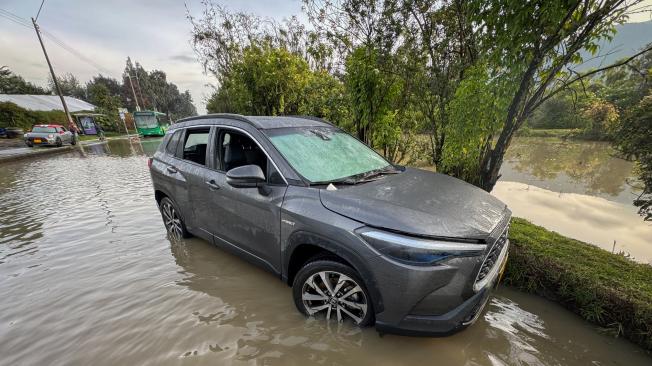 Este jueves 7 de noviembre continúa la emergencia por las inundaciones en la autopista norte, en Bogotá. Carros permanecen en esta importante a la espera de grúas que los "rescaten" o que el nivel del agua descienda. Los habitantes de la capital del país siguen expresando en las redes sociales sus opinones acerca de lo que está pasando.Bogotá 7 de noviembre del 2024. FOTO MAURICIO MORENO CEET EL TIEMPO