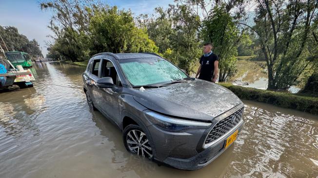 Este jueves 7 de noviembre continúa la emergencia por las inundaciones en la autopista norte, en Bogotá. Carros permanecen en esta importante a la espera de grúas que los "rescaten" o que el nivel del agua descienda. Los habitantes de la capital del país siguen expresando en las redes sociales sus opinones acerca de lo que está pasando.Bogotá 7 de noviembre del 2024. FOTO MAURICIO MORENO CEET EL TIEMPO