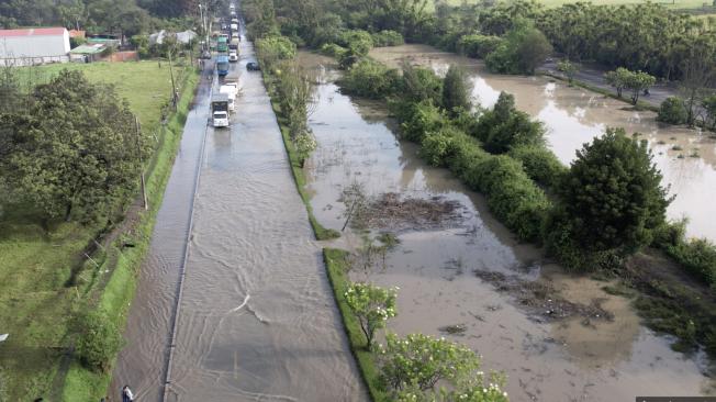 Inundación en la autopista norte . Este jueves 7 de noviembre continúa la emergencia por las inundaciones en la autopista norte, en Bogotá. Carros permanecen en esta importante a la espera de grúas que los "rescaten" o que el nivel del agua descienda. Los habitantes de la capital del país siguen expresando en las redes sociales sus opinones acerca de lo que está pasando. Bogotá 7 de noviembre del 2024. FOTO MAURICIO MORENO CEET EL TIEMPO