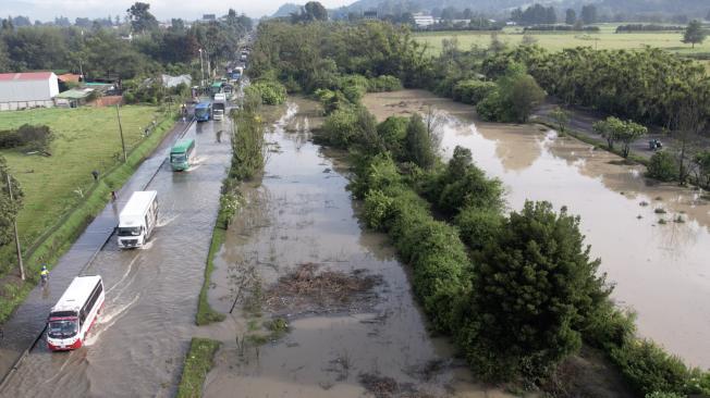 Inundación en la autopista norte . Este jueves 7 de noviembre continúa la emergencia por las inundaciones en la autopista norte, en Bogotá. Carros permanecen en esta importante a la espera de grúas que los "rescaten" o que el nivel del agua descienda. Los habitantes de la capital del país siguen expresando en las redes sociales sus opinones acerca de lo que está pasando. Bogotá 7 de noviembre del 2024. FOTO MAURICIO MORENO CEET EL TIEMPO