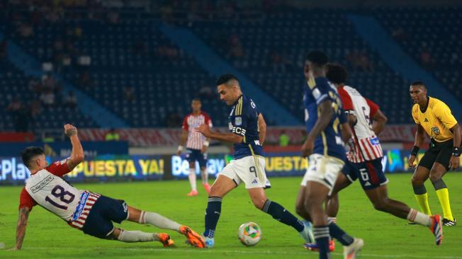 Radamel Falcao García, en acción en el juego Junior vs. Millonarios