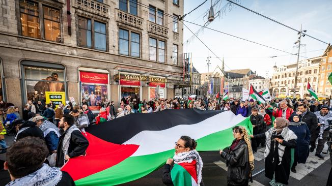 En Ámsterdam, decenas de personas protestaron a favor de los palestinos.