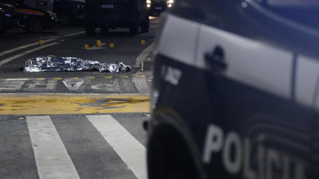 Autoridades en la zona del tiroteo en el aeropuerto internacional de Guarulhos, en Guarulhos, Sao Paulo.