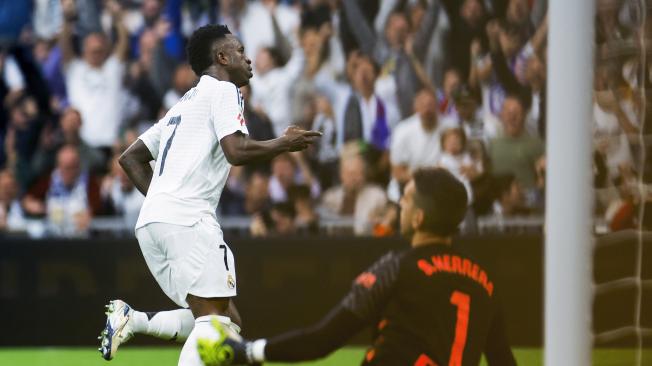 El delantero brasileño del Real Madrid Vini Jr celebra su gol contra Osasuna, durante el partido de la jornada 13 de LaLiga entre Real Madrid y Osasuna, este sábado en el estadio Santiago Bernabéu en Madrid.-EFE/ Daniel González