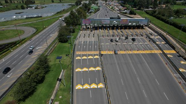 Este es el panorama en la autopista norte a la salida de Bogotá en el plan éxodo donde se prevé la salida de automotora en este puente festivo de la capital . Bogotá 9 de noviembre del 2024 .FOTO MAURICIO MORENO CEET EL TIEMPO @mauriciomorenofoto