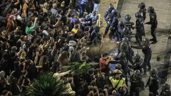 La policía carga contra los manifestantes en Valencia.