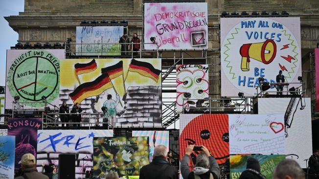 Obras de arte en la Puerta de Brandeburgo antes de las celebraciones del 35º aniversario de la caída del Muro de Berlín.