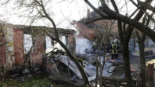 Incendio en una casa tras el ataque de un dron en el pueblo de Stanovoye, región de Moscú.