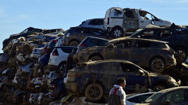 Montones de coches dañados por las inundaciones en Paiporta, en la región de Valencia.