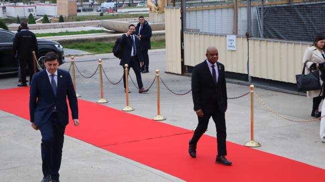 El canciller Luis Gilberto Murillo llegando al Foro de Paz de París.