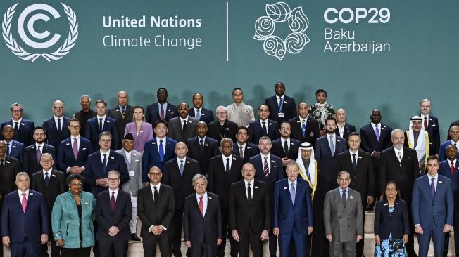 Líderes mundiales posan para una foto de familia en la Conferencia de las Naciones Unidas sobre el Cambio Climático COP29 en Bakú, Azerbaiyán, el 12 de noviembre de 2024.