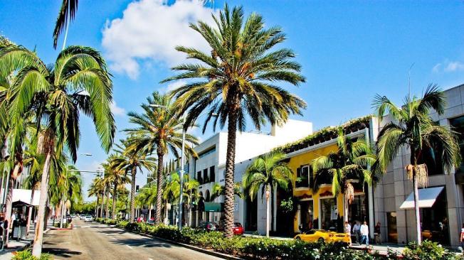 El paseo de Rodeo Drive permite visitar algunas de las tiendas más lujosas del mundo.