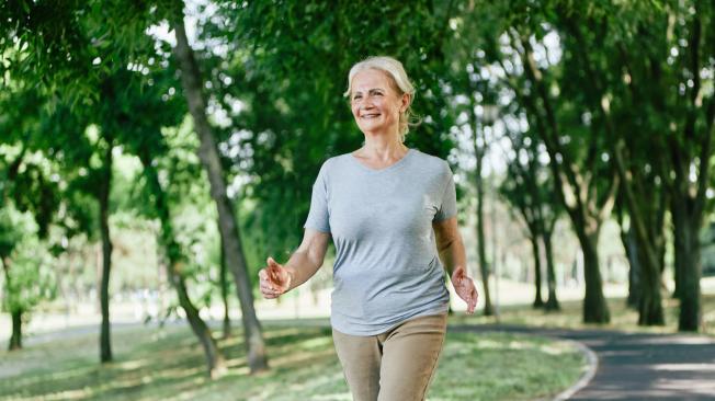 Caminar es de gran beneficio para la salud.