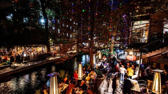 Así se ve el River Walk de San Antonio por la noche.