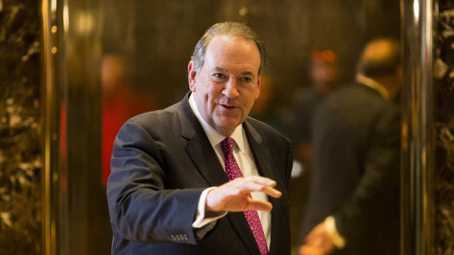 El exgobernador de Arkansas Mike Huckabee llega a la Torre Trump en Nueva York. Fotografía de 2016.