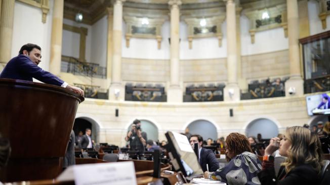 El senador Carlos Fernando Motoa fue uno de los citantes al debate.