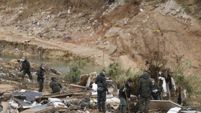 TORRENT (VALENCIA), 13/11/2024.- Militares realizan labores de búsqueda en el barranco del Poyo a su paso por Torrent por debajo del barrio de donde desaparecieron los niños, este miércoles. Los cuerpos sin vida de Rubén e Izan, los niños de 3 y 5 años que desaparecieron en Torrent (Valencia) arrastrados por la riada el día de la dana cuando estaban con su padre, han sido encontrados en dos localidades diferentes, ubicadas a unos kilómetros de Torrent, según han informado este miércoles fuentes municipales. Docenas de municipios de Valencia asolados por la dana afrontan, en medio del inédito despliegue de emergencia y ayuda solidaria, la amenaza de una nueva dana que ha obligado a suspender las clases y condiciona aún más el ingente trabajo para atender las innumerables llamadas de ayuda que emergen desde cada barrio, polígono o escuela, en muchos casos todavía cubiertos de lodo. EFE/Kai Försterling