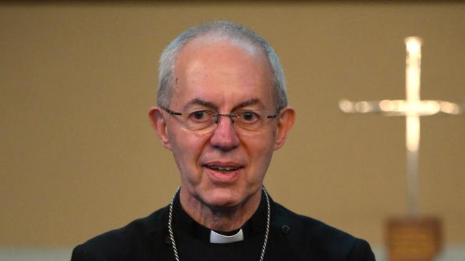 El Arzobispo de Canterbury Justin Welby posa con la Biblia de la Coronación, una Biblia encargada especialmente que se utilizará durante el Servicio de Coronación cuando el Rey preste el juramento de la Coronación, en el Palacio de Lambeth en Londres el 20 de abril de 2023.