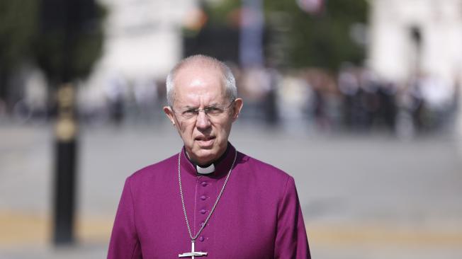 El Arzobispo de Canterbury Justin Welby camina en Westminster, en el centro de Londres, el 14 de septiembre de 2022.