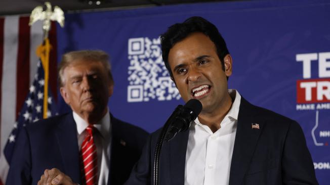 Vivek Ramaswamy anima a los votantes a apoyar al candidato presidencial republicano y expresidente Donald Trump durante un mitin de campaña en el salón de baile del sótano de The Margate Resort el 22 de enero de 2024.