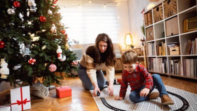 Armar el árbol de Navidad es un acto que se suele disfrutar en familia.