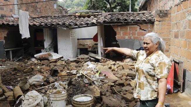 Las 305 familias damnificadas por la inundación del pasado domingo en el barrio Santa Cruz, en el sector El Sinaí de Medellín recibirán un salario mínimo mensual en calidad de auxilio humanitario de urgencia.
De igual manera, EPM avanza en los trabajos para recuperar el servicio del acueducto en el sitio de la emergencia y desde el martes 12 de noviembre, en horas de la tarde, se activó de nuevo la energía y el gas.