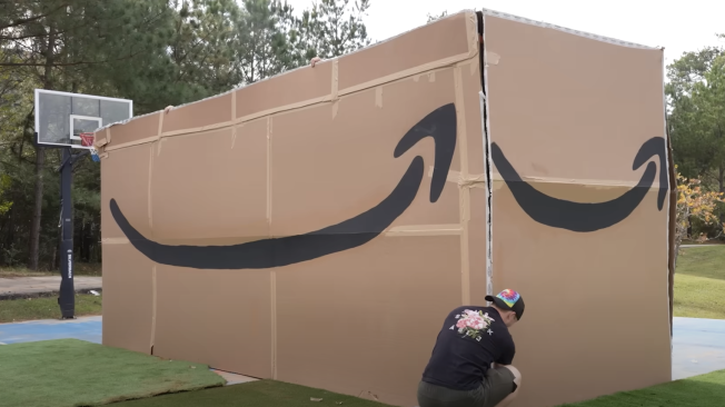 La casa prefabricada arribó dentro de una caja con el logotipo de Amazon.