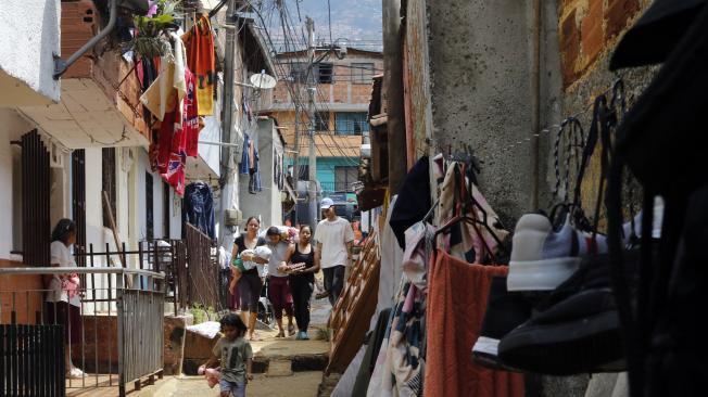 Las 305 familias damnificadas por la inundación del pasado domingo en el barrio Santa Cruz, en el sector El Sinaí de Medellín recibirán un salario mínimo mensual en calidad de auxilio humanitario de urgencia.
De igual manera, EPM avanza en los trabajos para recuperar el servicio del acueducto en el sitio de la emergencia y desde el martes 12 de noviembre, en horas de la tarde, se activó de nuevo la energía y el gas.