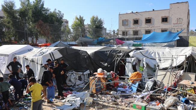 Tiendas de campaña dañadas tras un bombardeo en Gaza.