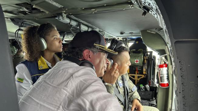 El presidente Petro y la Gobernadora del Chocó en el sobrevuelo.